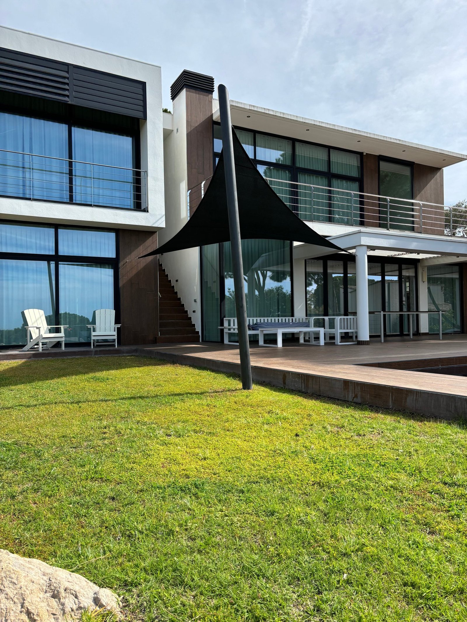 Maatwerk schaduwdoek in tuin in Deventer of de Stedendriehoek