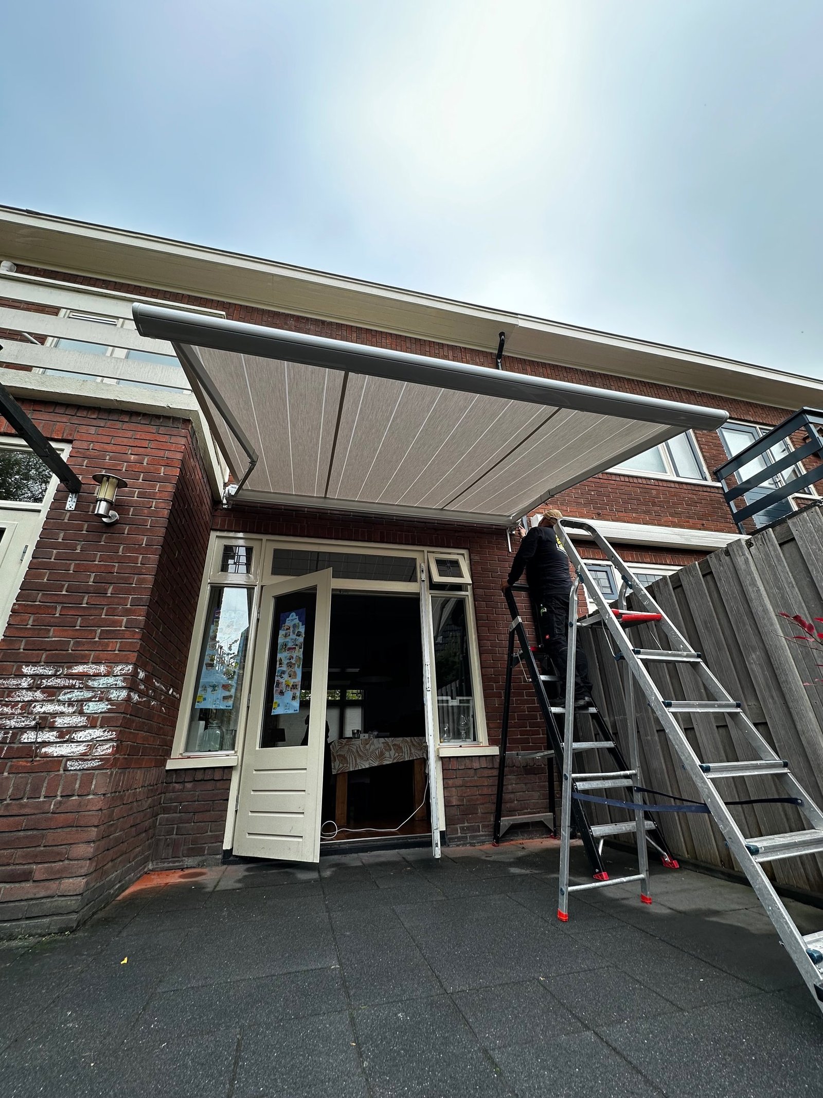 Knikarmscherm op maat geplaatst boven terras in Apeldoorn of Zutphen